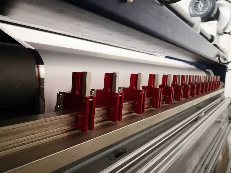 即使分切機(jī)的刀片很小，也要注意安全