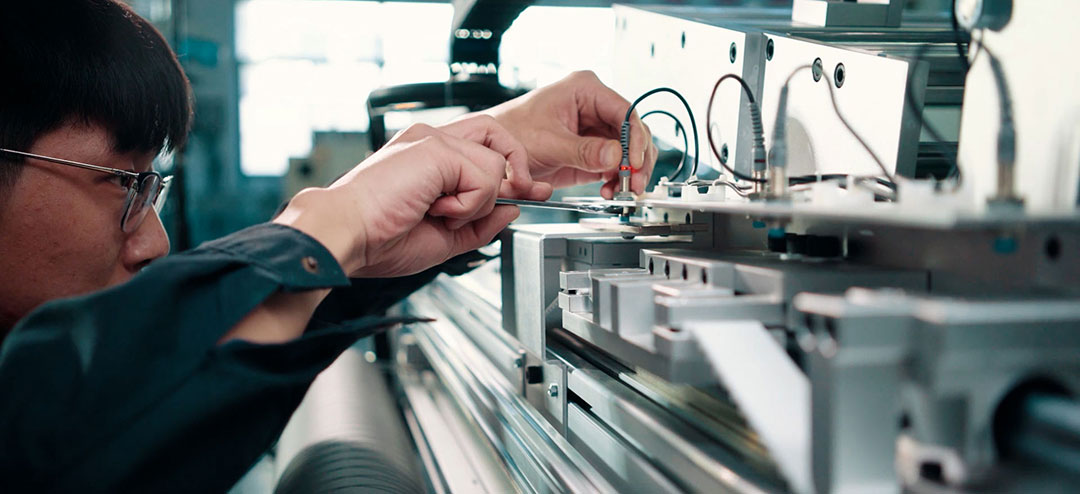 分切機糾偏裝置,實現(xiàn)材料的精準分切和損耗的最小化 分切機糾偏裝置,實現(xiàn)材料的精準分切和損耗的最小化