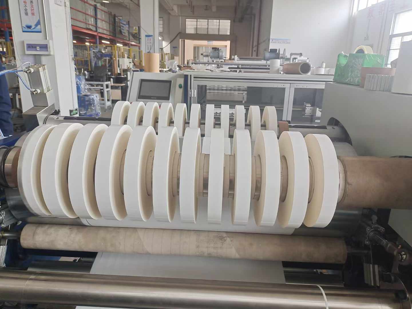 分切機的行業(yè)適配性：從包裝到新能源的廣泛用途